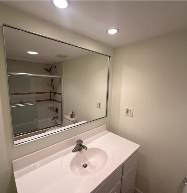 Building Photo - 3800 Powell Ln