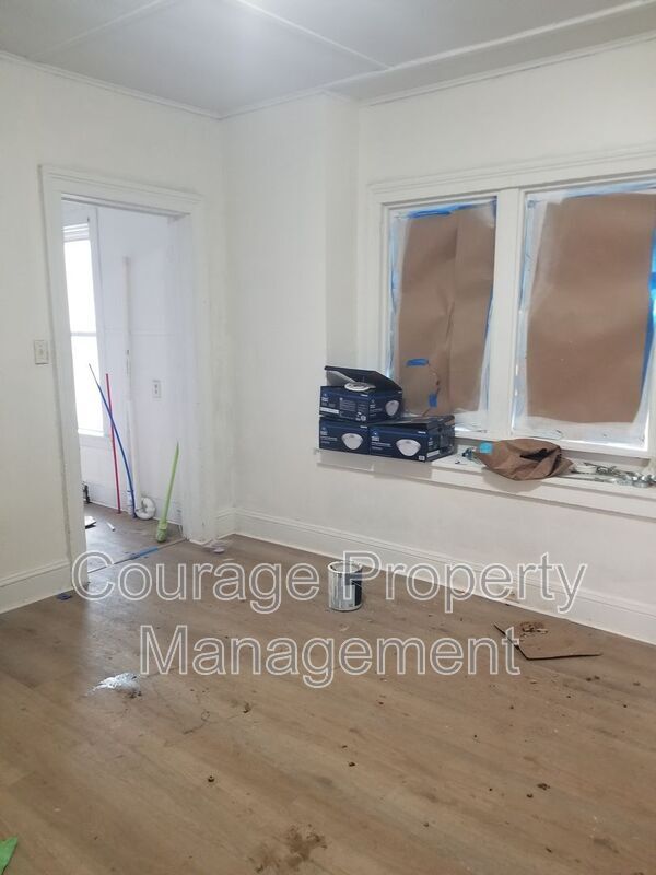 Building Photo - 514 W 1st St