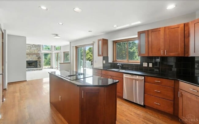 Building Photo - Luxury, Privacy, and Convenience All in One!