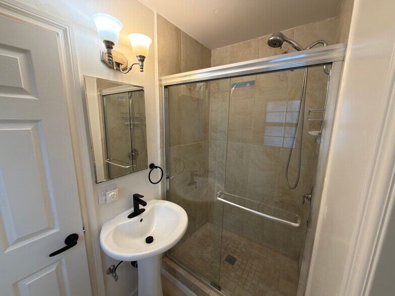 Building Photo - 740 Chesham Ave