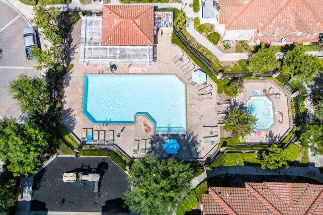 Building Photo - Spacious 2 Bedroom, 2 Bath – End Unit with...