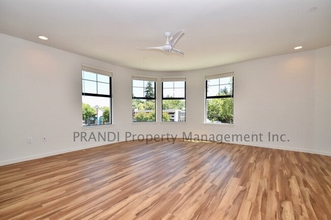 Building Photo - 107 G St