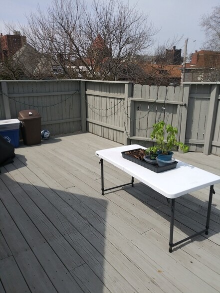 Private Deck - 5517 Claybourne St