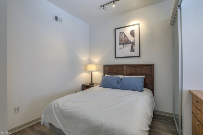 Building Photo - 320 11th Ave S