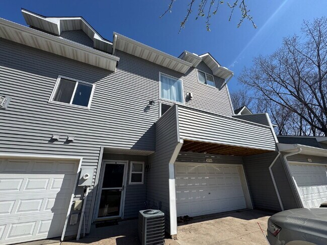 Building Photo - High Ceilings Townhouse Retreat: Spacious 2-Bed, 2-Bath Gem in Woodbury!
