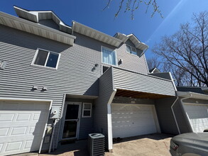 Building Photo - High Ceilings Townhouse Retreat: Spacious 2-Bed, 2-Bath Gem in Woodbury!