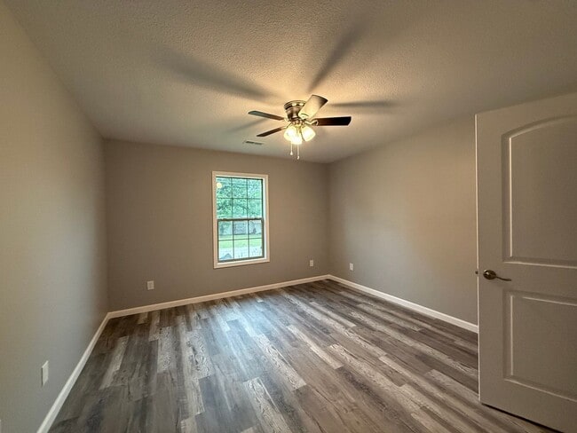Building Photo - New 3 bedroom, 2 bath home for lease - Poplar Bluff MO