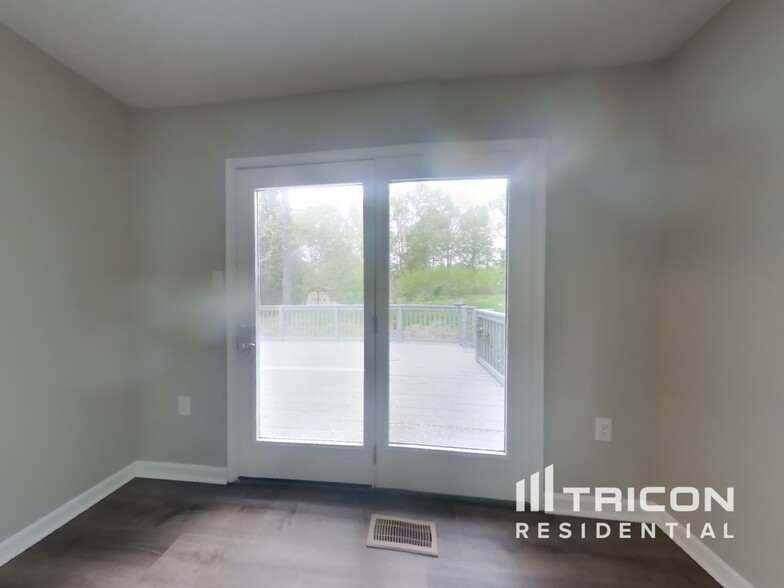 Building Photo - 1350 Redwood Cir