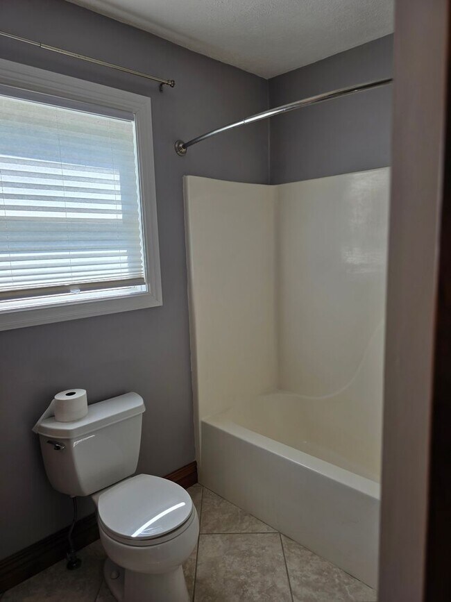 Building Photo - Great 3 bed 2 bath in the beautiful Meadow...