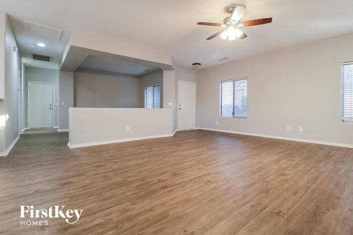 Building Photo - 601 W Elm Ln