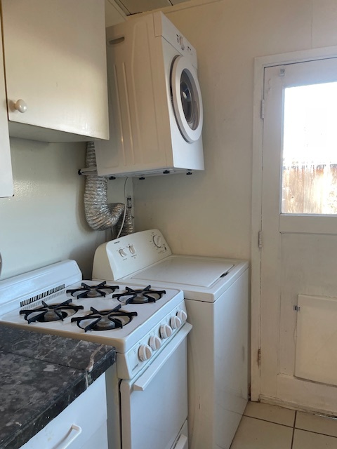 Gas range & washer/dryer - 3121 Alma St