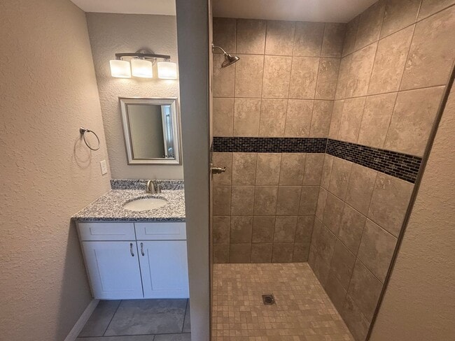 Building Photo - Great 3/2 in ideal location