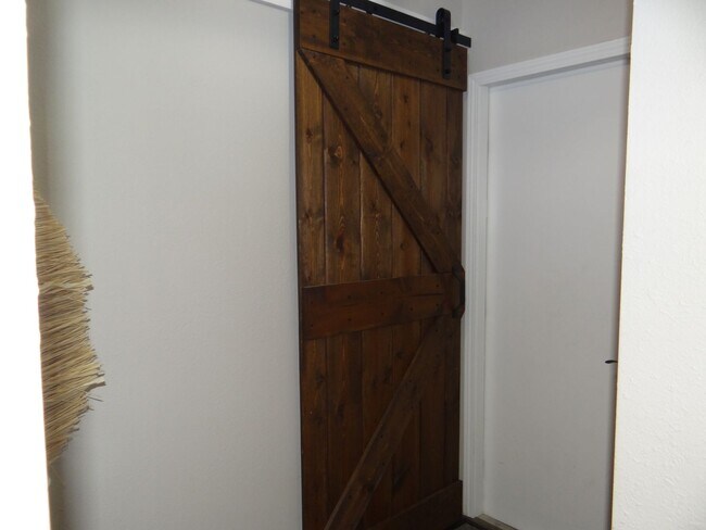 Building Photo - Charming 3-Bed, 2-Bath Pool Home in Desirable Winter Springs