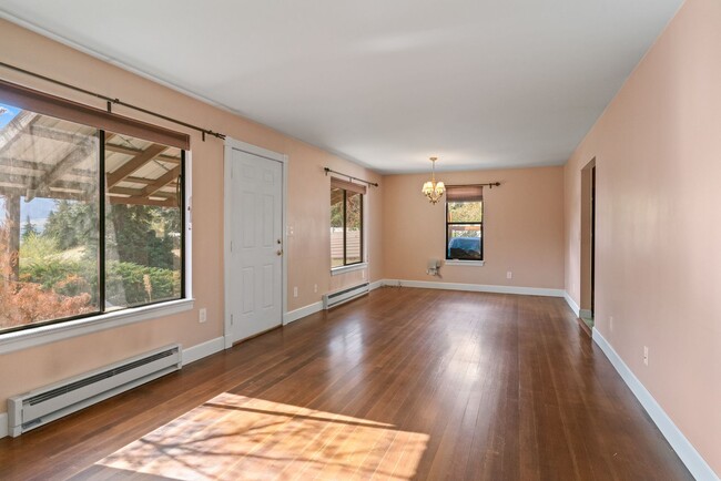 Building Photo - 3 Bedroom 1 Bath