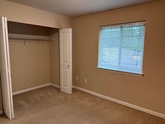 Building Photo - Beautiful 2 bed, 2.5 bath townhome located...