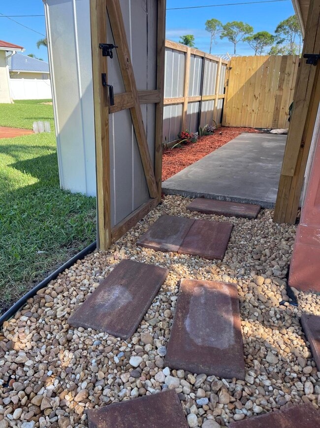 Building Photo - 5753 SE Mercedes Ave