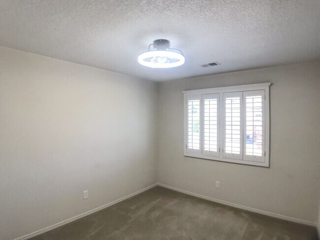 Building Photo - Don't Miss Out! Spacious 3 Bed, 2.5 Bath Home in Los Lunas – Open Layout & Prime Location