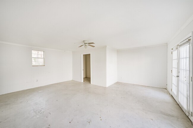 Building Photo - 2411 Wroxton Rd