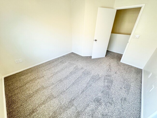 Building Photo - BEAUTIFULLY UPDATED SOUTHWEST LAS VEGAS TOWNHOME WITH NEW KITCHEN AND FLOORING