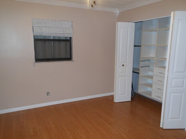 Building Photo - CHARMING 2 BEDROOM POOL HOME IN THE HEART OF JENSEN BEACH