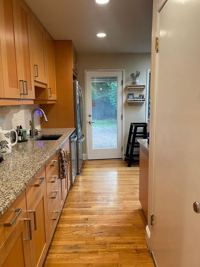 Building Photo - Charming 3 bedroom home in quiet neighborhood with detached office!