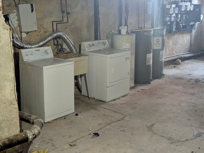 Building Photo - 609 N 11th St