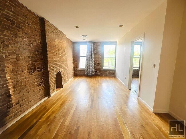 Building Photo - Enormous Floor Through 3 Bed/1.5 Bath in C...