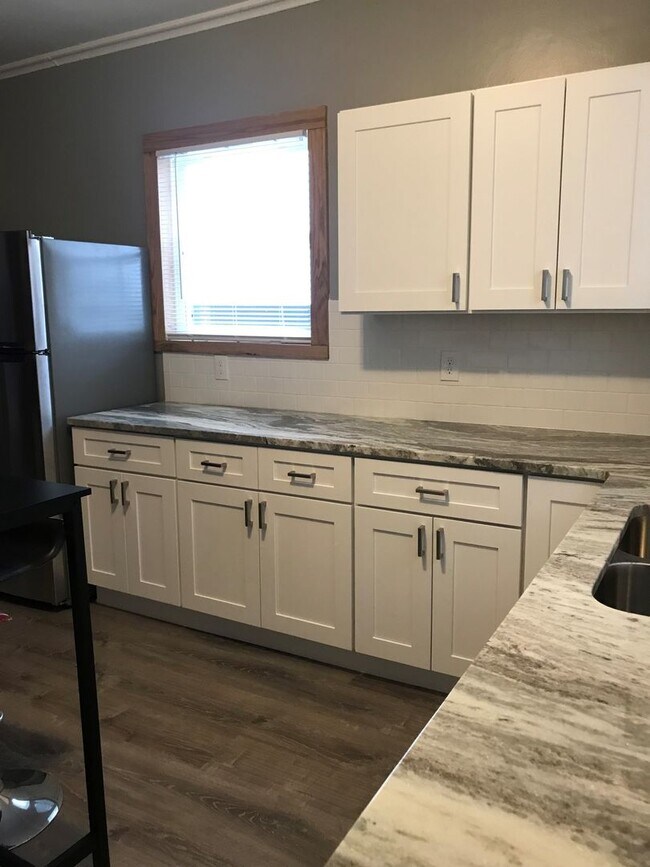 Building Photo - 7 Bedroom 3 Bathroom Unit with Updates! Available August 2026