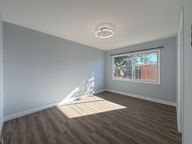 Building Photo - 502-504 E Hemlock- LT