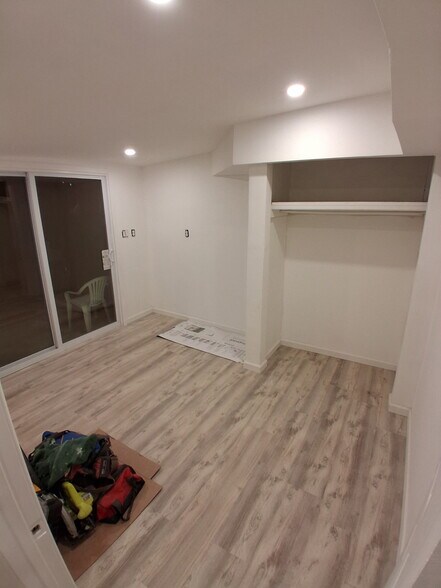 Building Photo - 1658 W Riverside Dr