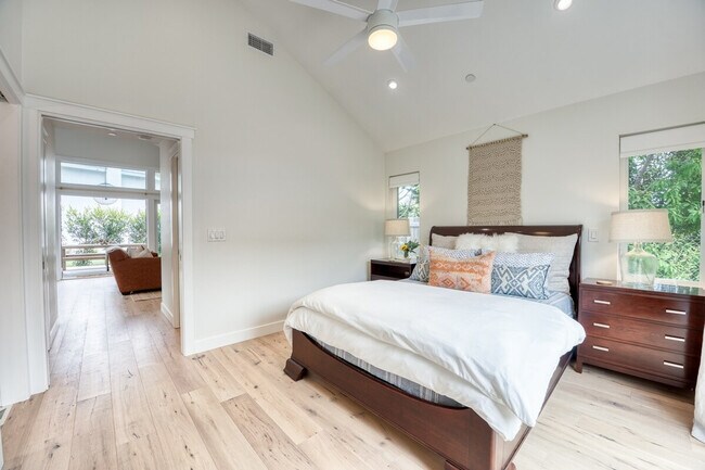 Building Photo - 727 Sonrisa St