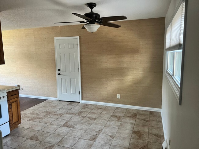 Building Photo - 1410 Golden Valley Dr