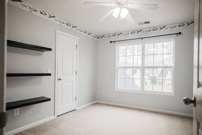 Building Photo - 4 Bed/2.5 Bath/Primary downstairs