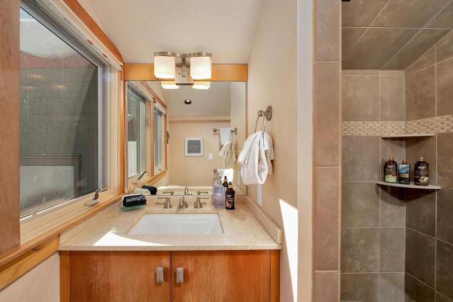 Building Photo - 747 W Pacific Ave