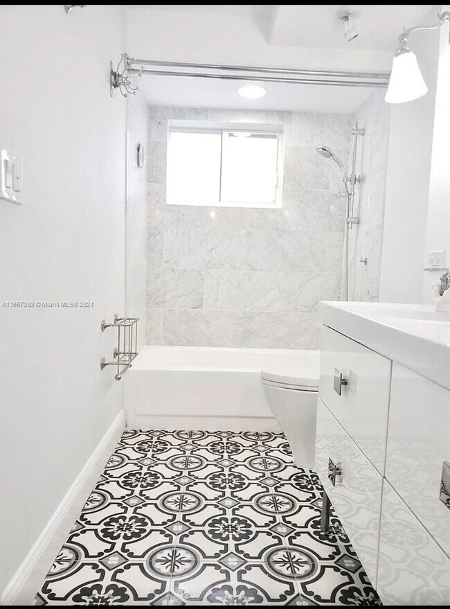 Building Photo - "Clean 1-Bed Sanctuary with Hardwood Floor...