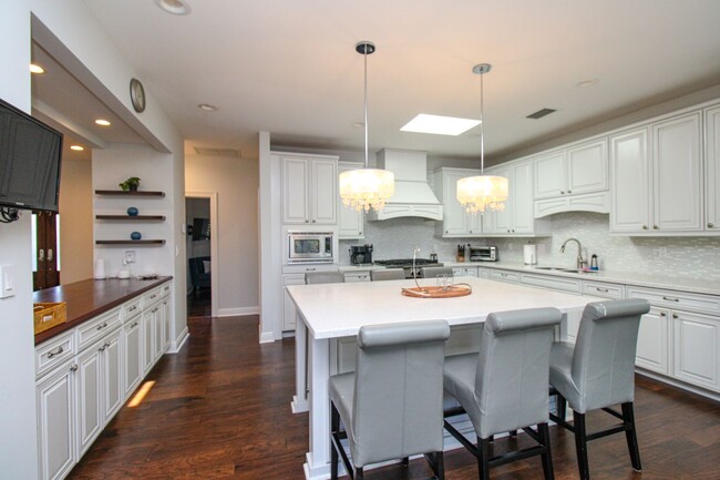 Building Photo - **STUNNING POOL HOME**4BEDS / 4.5BATHS**AQ...