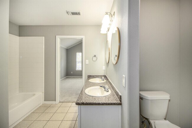 Building Photo - 406 Woodlake Dr