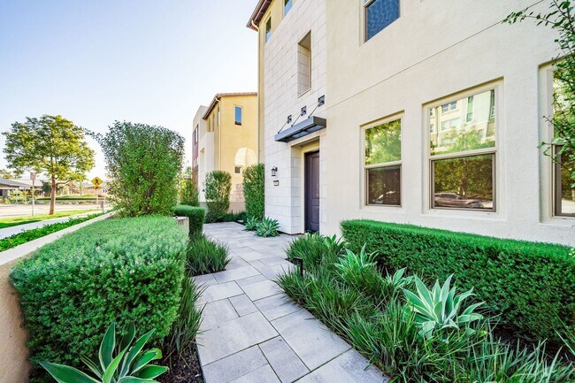 Building Photo - Split level floor plan on a gorgeously upgraded home