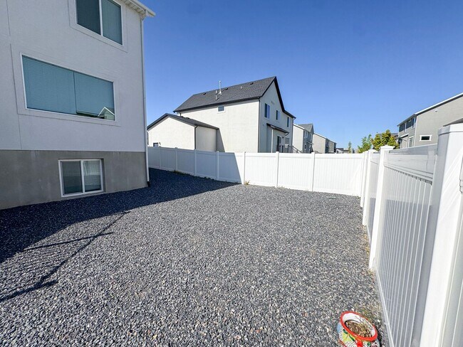 Building Photo - Modern 4 Bed / 3 Bath Home in Syracuse | Bonus Room + Fenced Yard + 86” TV Included