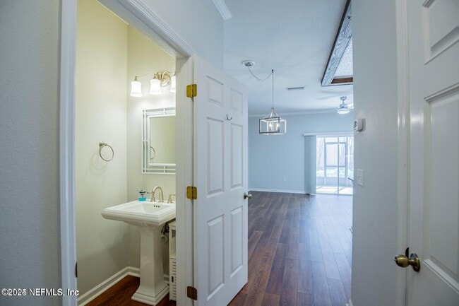 Building Photo - 721 Crystal Way