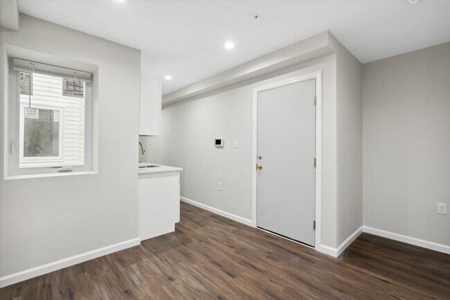 Building Photo - 2025 N 16th St