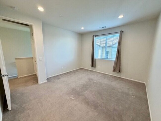 Building Photo - Luxury Townhome for Lease in Rancho Cucamonga