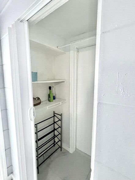 Building Photo - 5870 SW 20th St
