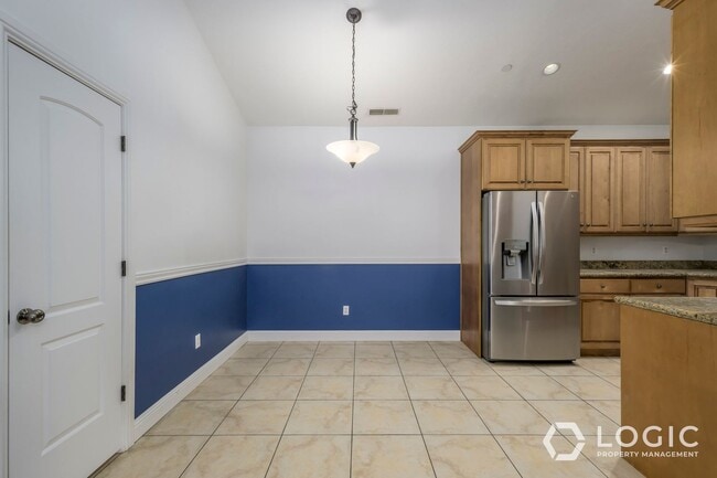 Building Photo - Stunning Top Floor Condo in Great Location!