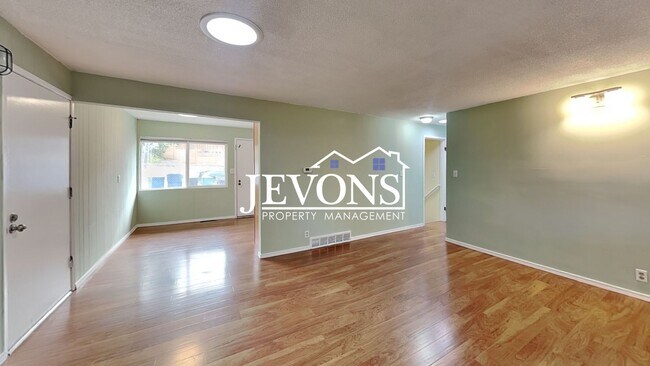 Building Photo - $1,000 Rent Credit if move-in occurs befor...