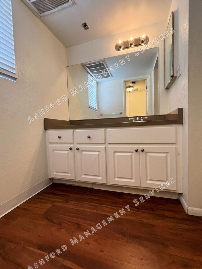 Building Photo - 7141 N 16th St