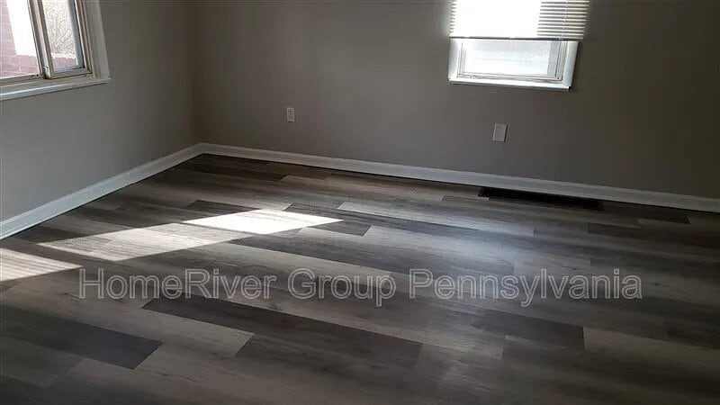 Building Photo - 806 Cowan Ave