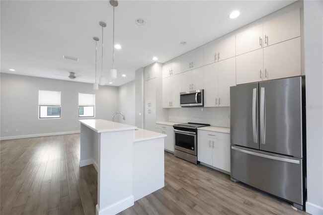 Building Photo - 1330 W Gray St