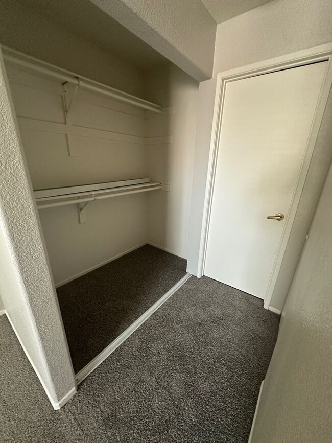 Building Photo - 2 Bedroom 2 bath condo with a den ready for move in!! Ask about our promotion!!