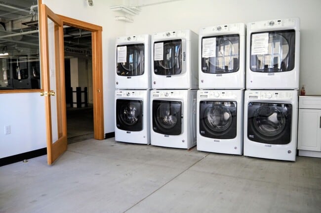 Building Photo - Remodeled 1br+office at the storied Francesca building